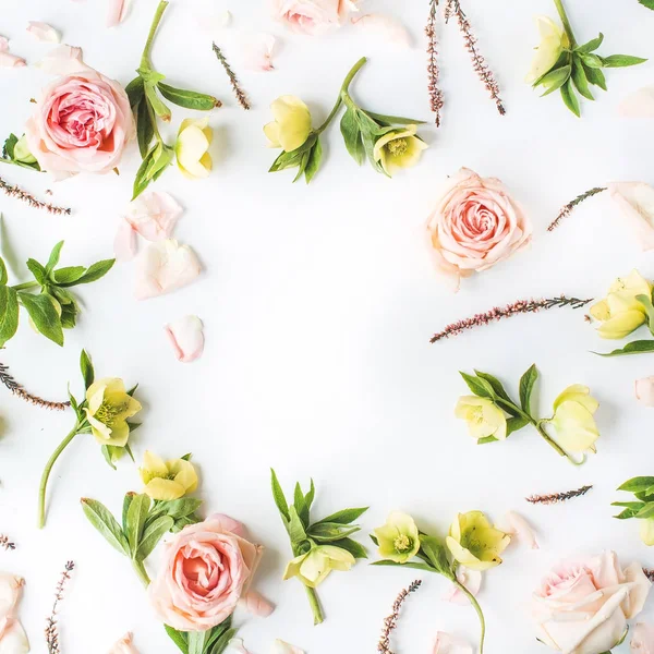 Rosa rosor och gula blommor — Stockfoto