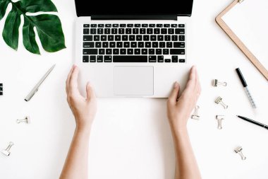 Dizüstü bilgisayarda çalışan kadın