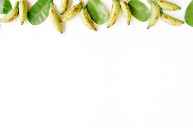 Beyaz arkaplanda muzlar