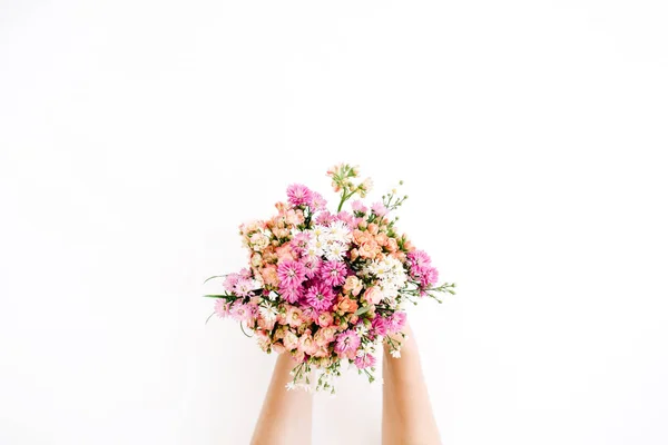 Girl's handen met wilde bloemen boeket — Stockfoto