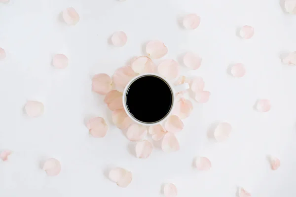 Tazza di caffè e petali di rose rosa — Foto Stock