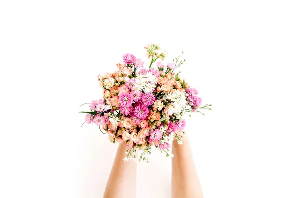 Manos de niña sosteniendo ramo de flores silvestres — Foto de Stock