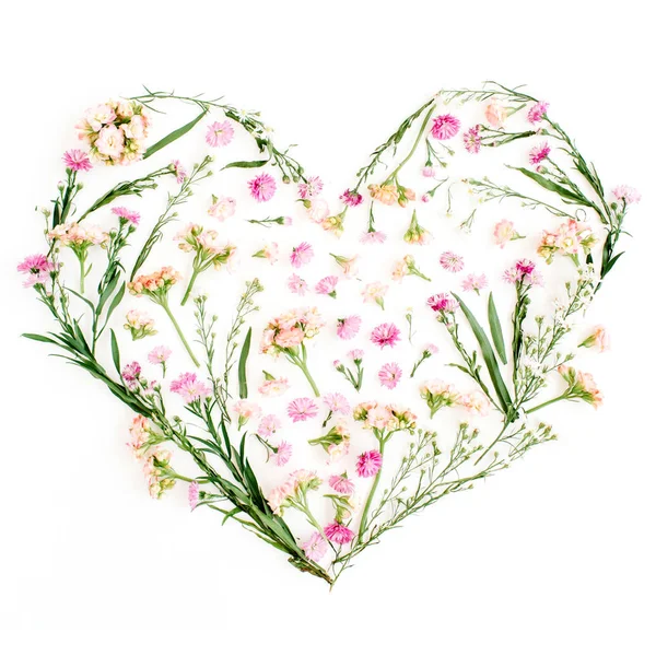 Símbolo de coração feito de flores silvestres — Fotografia de Stock