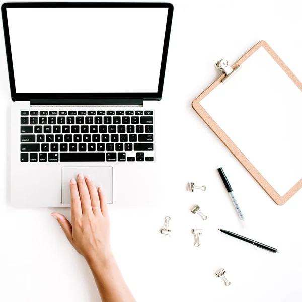 Frau arbeitet am Laptop — Stockfoto