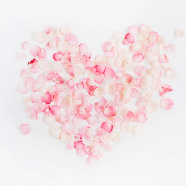Símbolo del corazón hecho de pétalos de rosa rosa — Foto de Stock