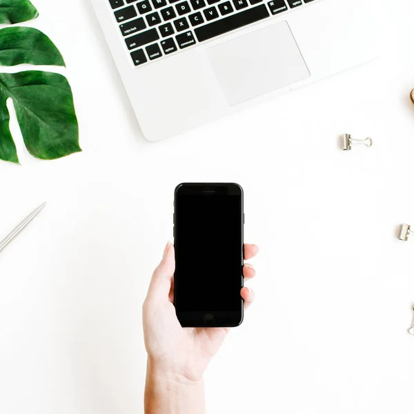 Mockup de smartphone na mão feminina — Fotografia de Stock