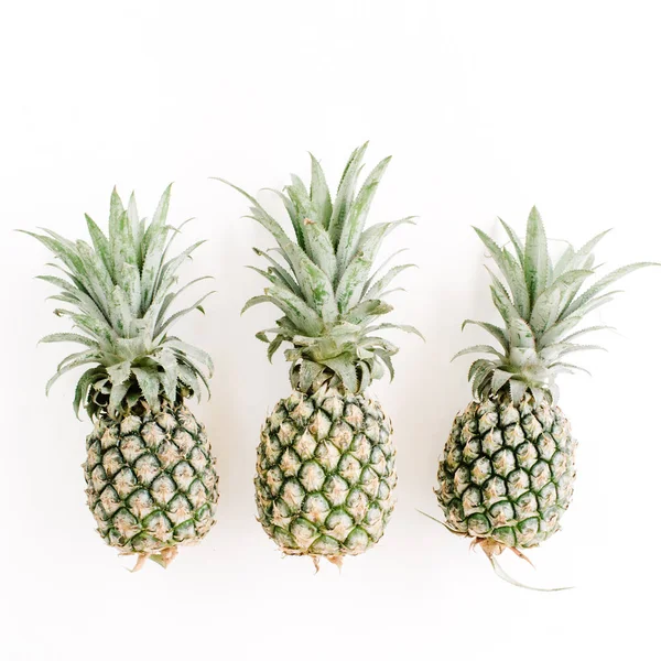 Ananas på vit bakgrund. — Stockfoto