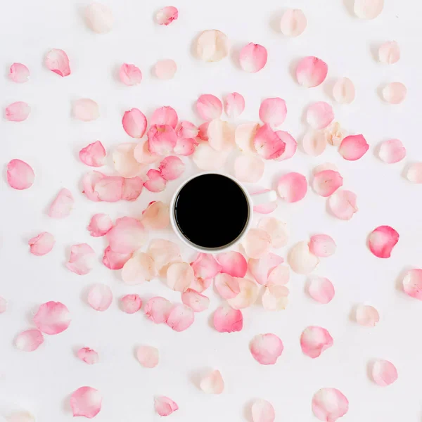 Xícara de café e pétalas de rosas rosa — Fotografia de Stock