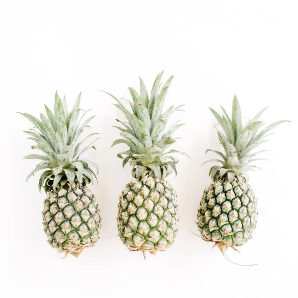Ananasy na białym tle. — Zdjęcie stockowe