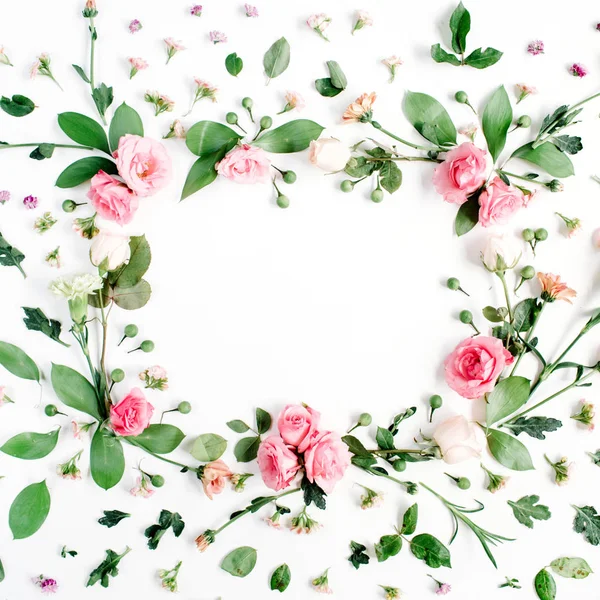 Marco redondo hecho de rosas rosadas y beige, hojas verdes, ramas — Foto de Stock