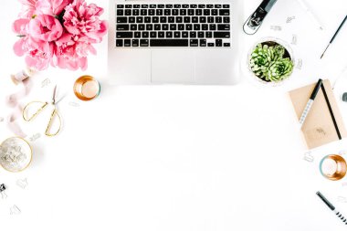 Çalışma alanı ile laptop, etli, peonies, altın makas