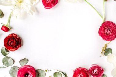 Pembe ve kırmızı güller veya Düğünçiçeği, Beyaz Lale ve yeşil yaprak çerçeve çiçek