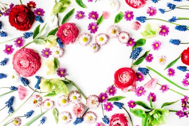 Kalp yapılan gül, muscari, papatya, Düğünçiçeği, dalları