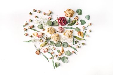 Bej renkli gül ve yeşil yaprakları kalp 