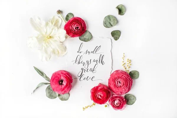 Nabídka "Dělat malé věci s velkou láskou", napsaný v kaligrafických stylů — Stock fotografie