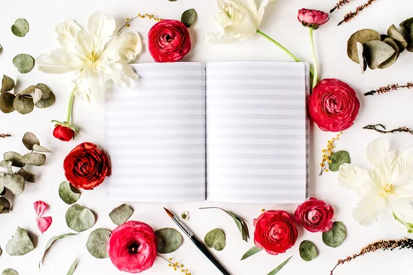 Caderno ou caderno de esboços, rosas rosa e vermelha ou ranúnculo — Fotografia de Stock