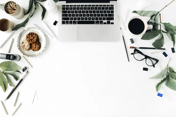 Espace de travail avec ordinateur portable, lunettes, tasse de café noir — Photo