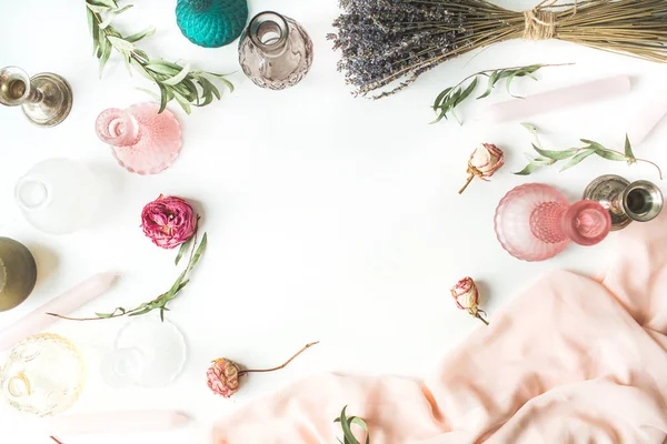 Rahmen aus Rosen, Lavendel, grünen Eukalyptuszweigen, Kerzen — Stockfoto