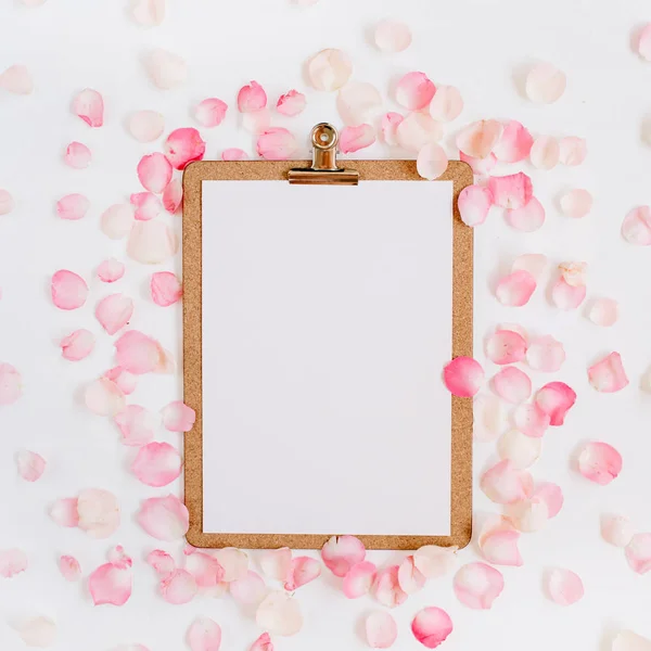 Clipboard mock up e rosa pétalas de rosa — Fotografia de Stock