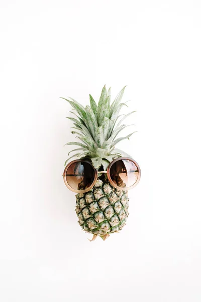 Хипстерский ананас в солнечных очках — стоковое фото