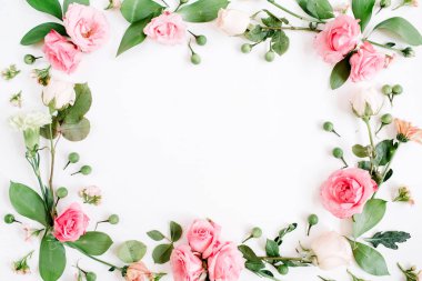 Pembe ve bej gül yapılmış yuvarlak çerçeve