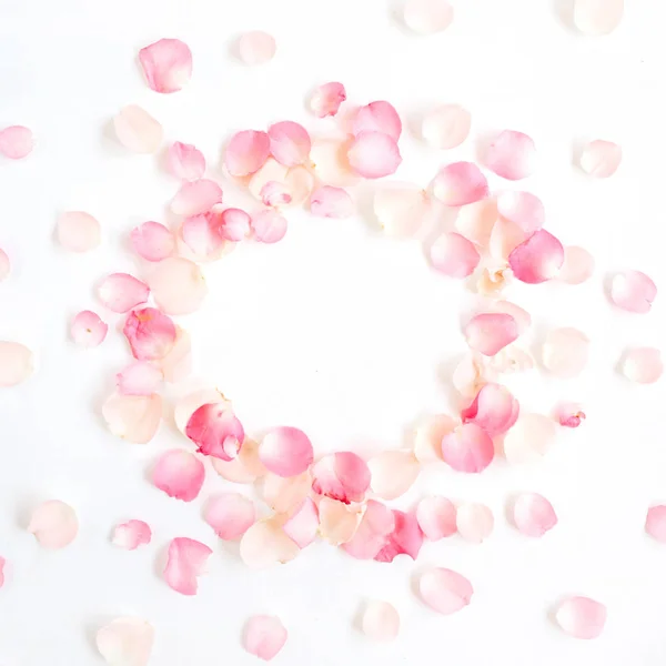 Moldura feita de pétalas de rosas rosa — Fotografia de Stock