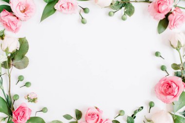 Pembe ve bej gül yapılmış yuvarlak çerçeve