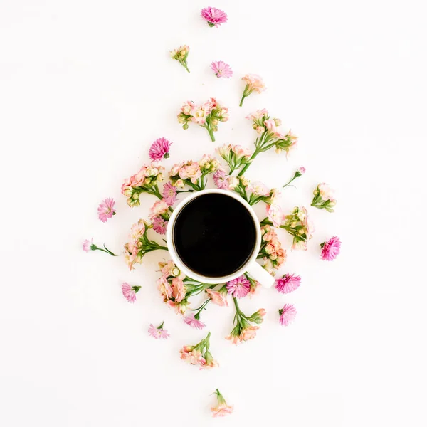 Taza de café y composición floral — Foto de Stock