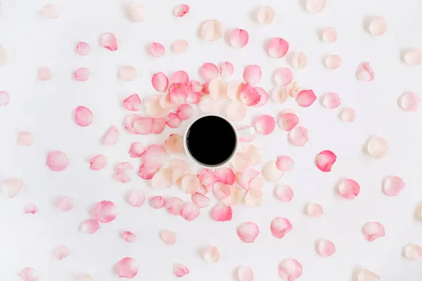 Taza de café y pétalos de rosas rosas — Foto de Stock