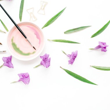 Sanatçı çalışma alanıyla suluboya, Boya fırçaları, altın klipler