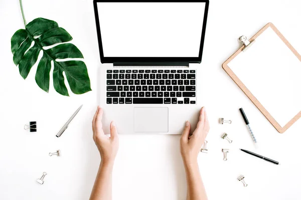 Vrouw werkt op laptop — Stockfoto