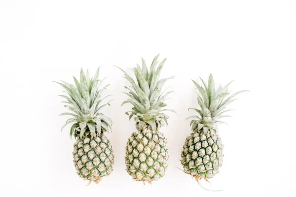 Ananasy na białym tle — Zdjęcie stockowe