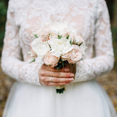 Güzel düğün buket gelinin elinde