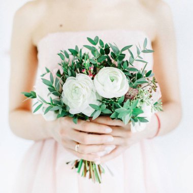 Güzel düğün buket gelinin elinde