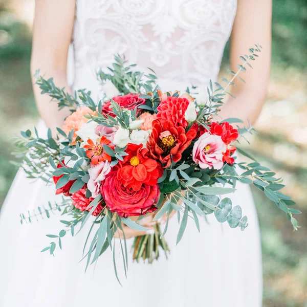 Skönhet bröllop bukett i brudens händer — Stockfoto
