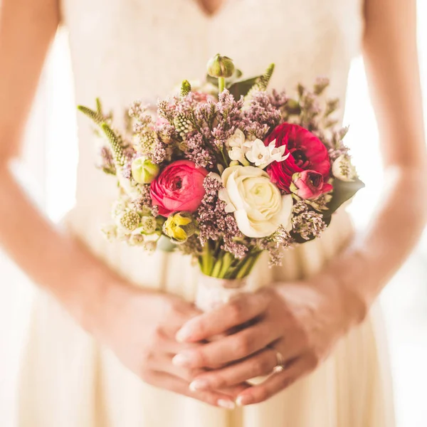 花嫁の手の中の美しい結婚式の花束 — ストック写真