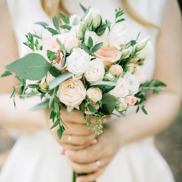 Hermoso ramo de boda en las manos de la novia —  Fotos de Stock