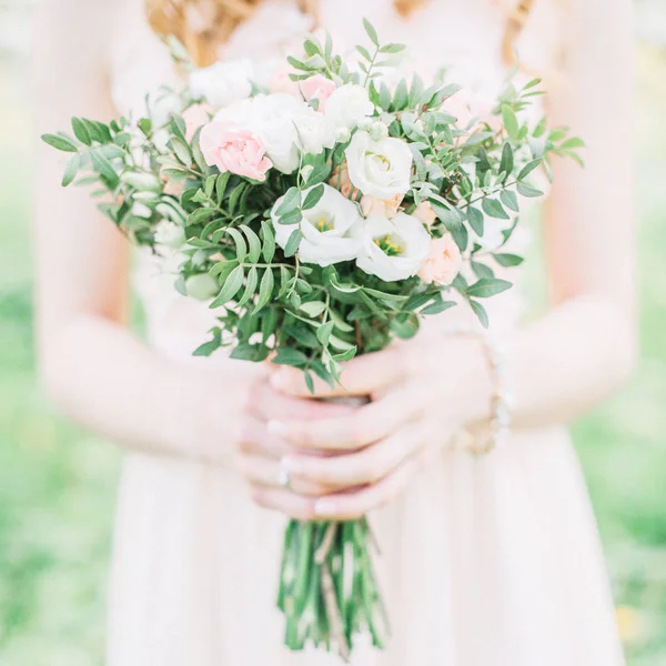 在新娘的手的美丽婚礼花束 — 图库照片