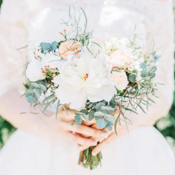 Gyönyörű menyasszonyi csokor menyasszony kezében — Stock Fotó
