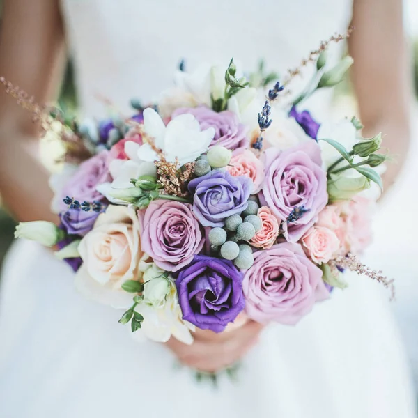 Beau bouquet de mariage entre les mains de la mariée — Photo