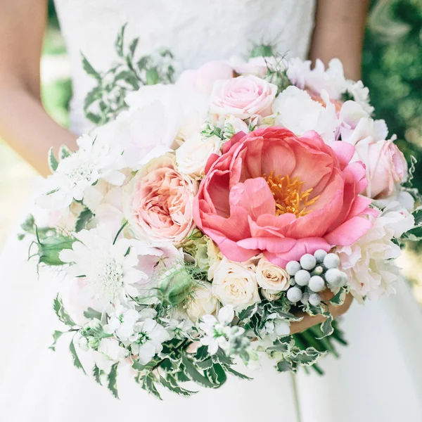 Krásné svatební kytice nevěsty rukou — Stock fotografie