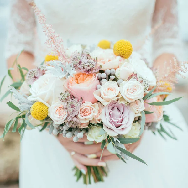 Krásné svatební kytice nevěsty rukou — Stock fotografie