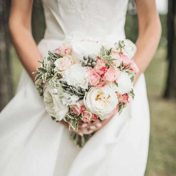 Beau bouquet de mariage entre les mains de la mariée — Photo