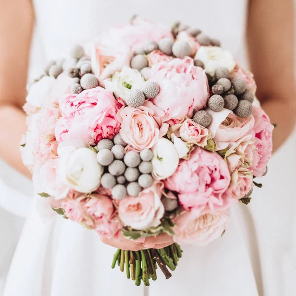 Hermoso ramo de boda en las manos de la novia — Foto de Stock