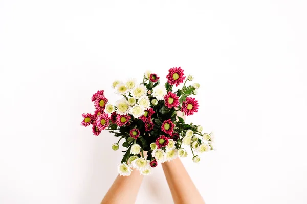Букет з дикорослих квітів в руках дівчини — стокове фото