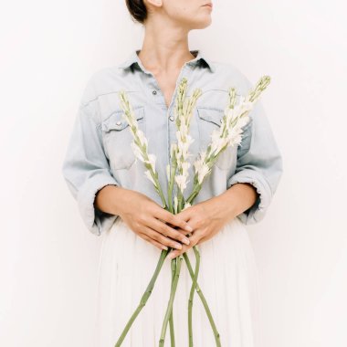 Buket tutan genç güzel kadın