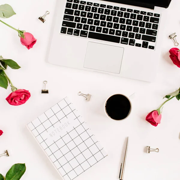 Werkruimte met laptop, rode rozen bloemen — Stockfoto