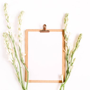 Pano ve beyaz çiçekler