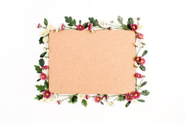 Kırmızı ve beyaz kır çiçekleri ile çerçeve