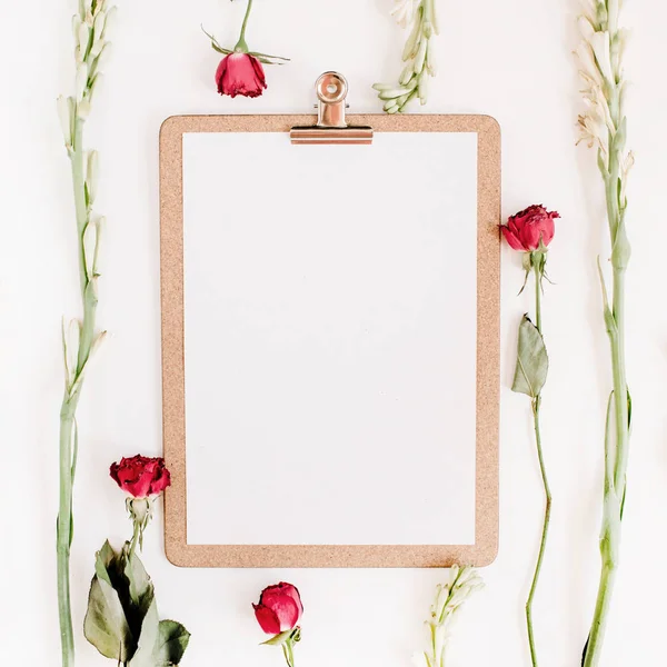 Rose rouge et cadre de fleurs blanches avec presse-papiers — Photo